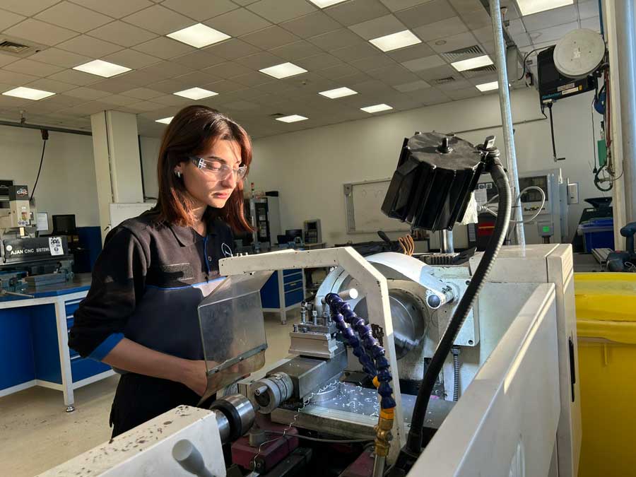 Mercedes-Benz Türk, Teknik Eğitim Merkezleri’nde işgücünün donanımlı yetişmesine katkı sağlıyor Mercedes-Benz Türk