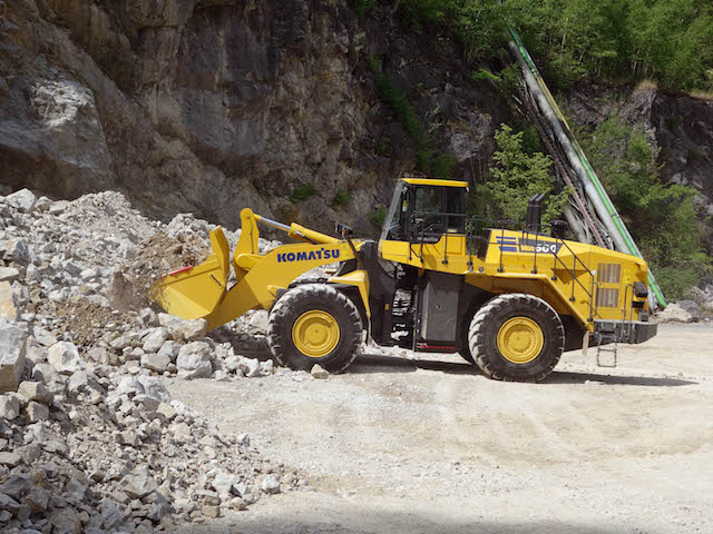 Komatsu WA600-8E0 lastikli yükleyici