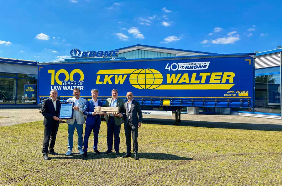 Krone and LKW WALTER celebrate 40 years of partnership with the 40,000th trailer Krone