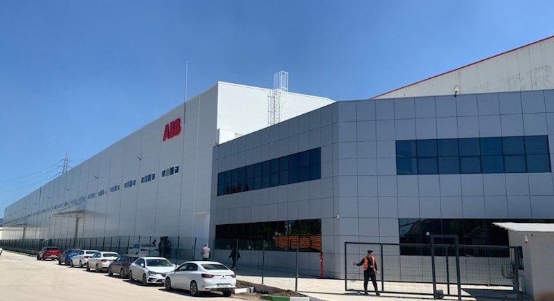 ABB Türkiye, otomotiv sektörüne yön verecek robotik uygulama tesisini açtı ABB Türkiye