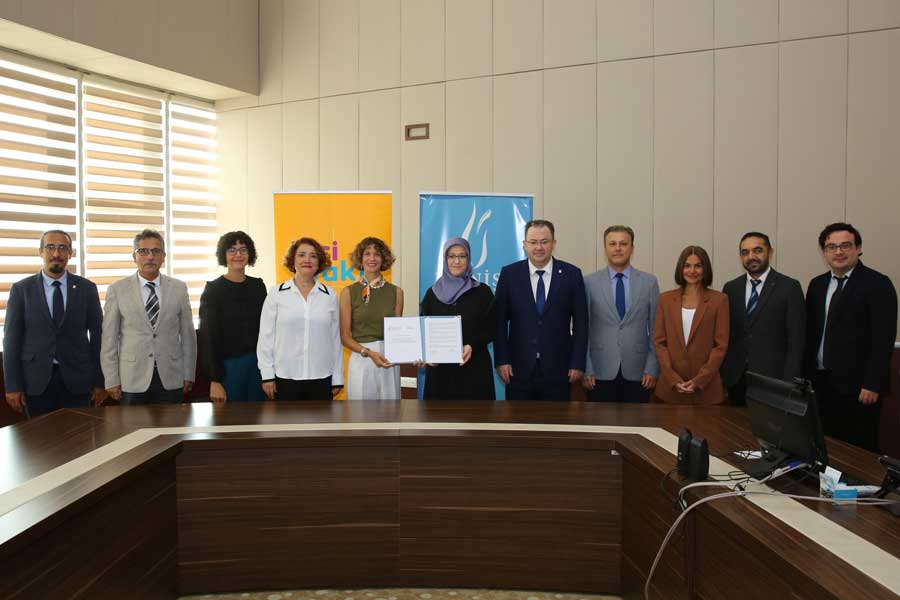 Cevdet İnci Eğitim Vakfı ile Celal Bayar Üniversitesi
işbirliği protokolü imzalandı Cevdet İnci Eğitim Vakfı