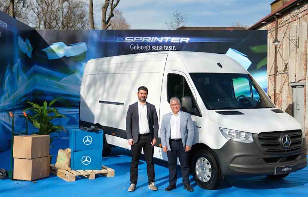 Mercedes-Benz Hafif Ticari Araçlar İcra Kurulu Üyesi Tufan Akdeniz ve Mercedes-Benz Hafif Ticari Araçlar Pazarlama ve Ürün Yönetimi Grup Müdürü Gökhan Yeğin