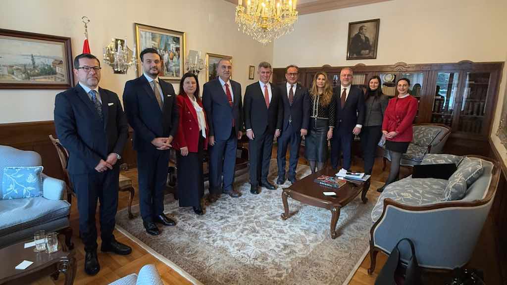 HİB-UND Heyeti, Prag’da Büyükelçi Metin Feyzioğlu ile bir araya geldi UND