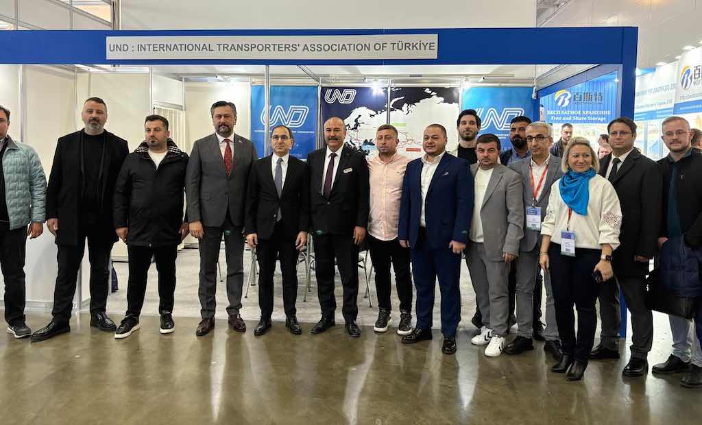 buyukelci-tanju-bilgic-transrussia-2025-fuari-nda-und-standini-ziyaret-etti-24 UND