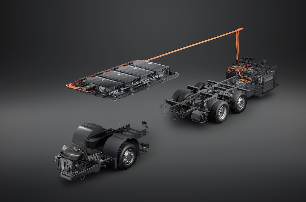 Scania, üç dingilli alçak girişli seçeneğin eklenmesiyle akü elektrikli otobüs portföyünü genişletiyor Scania