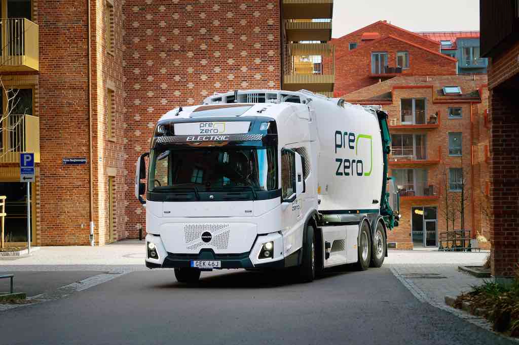 Volvo, atık yönetimi şirketi PreZero’ya 35 elektrikli kamyon sattı Volvo FM Low Entry