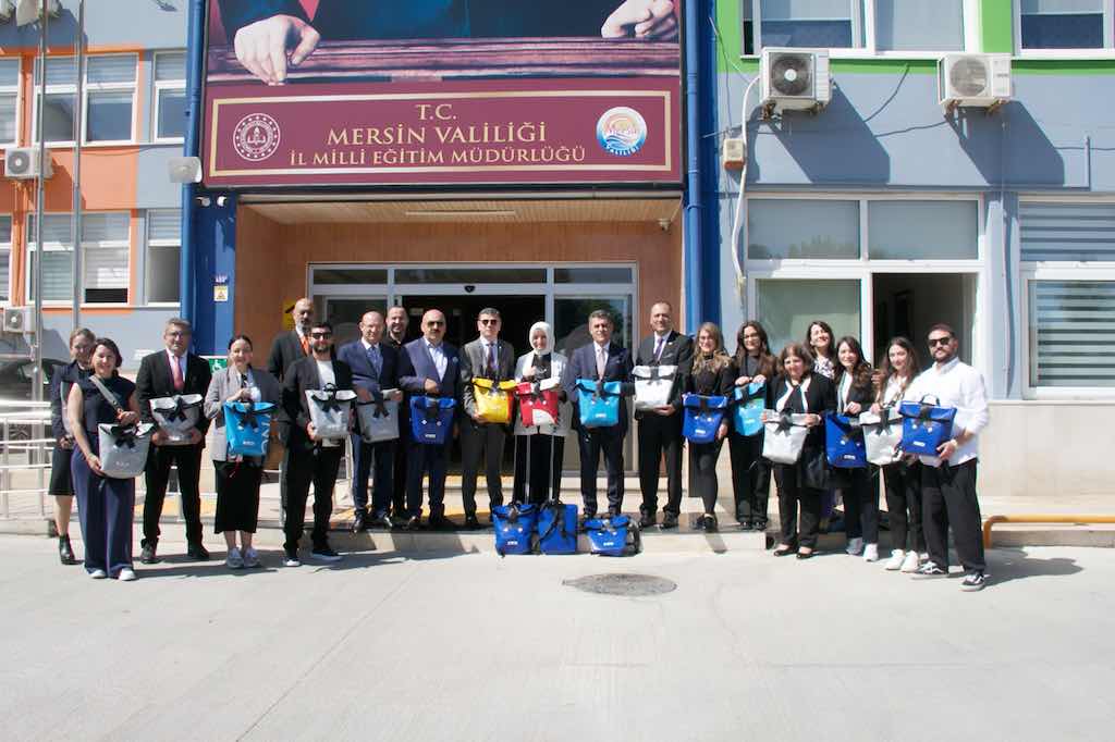 Eski brandalardan yapılan 200 okul çantası Mersin İl Milli Eğitim Müdürlüğü’ne teslim edildi UND