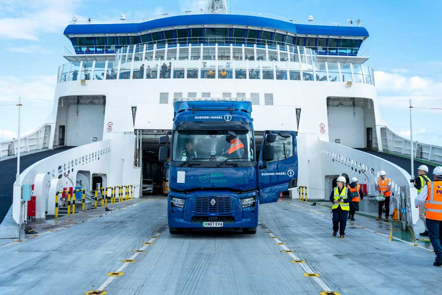 İlk ağır hizmet tipi elektrikli kamyon, feribotla Dover’dan Calais’ye Manş Denizi’ni geçti Renault Trucks E-Tech T