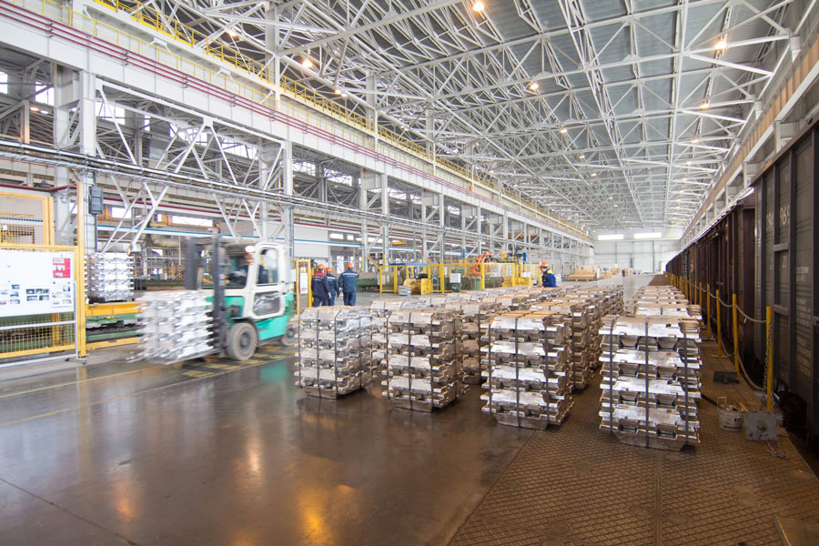 RUSAL üretimde karbon yerine oksijen salımı sağlayan inert anot teknolojisini kullanarak yüksek saflıkta alüminyum üretecek RUSAL