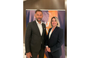 DKV Mobility avantajları artık Türkiye’deki tüm ticari filoların hizmetinde DKV Mobility Doğu Avrupa Bölge Müdürü Ondrej Pavlik ve DKV Mobility Türkiye Genel Müdürü Deniz Çokcoş Sezer