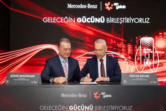 Sukrubekdikhan_Ocanakcan Mercedes-Benz Otomotiv İcra Kurulu ve Otomobil Grubu Başkanı Şükrü Bekdikhan ve En Yakıt İcra Kurulu Başkanı Özcan Akcan