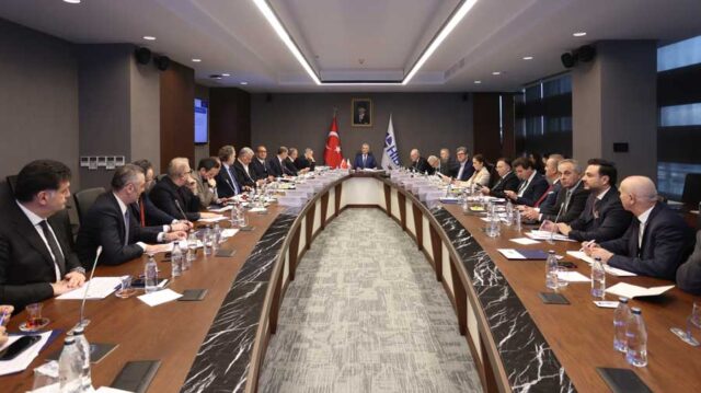 hib-lojistik-komitesi-ticaret-bakani-bolat-ile-gk-235-maddesi-kaynakli-orantisiz-ceza-uygulamalari-ile-ic-gumrukler-ve-sinir-gecislerini-gorustu-4 UND
