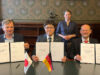 Daimler Truck, MB Energy ve Kawasaki Heavy Industries, Hamburg üzerinden Avrupa’ya sıvılaştırılmış hidrojen tedarik zinciri geliştirmek için bir anlaşma imzaladı Daimler Truck, MB Energy ve Kawasaki Heavy Industries, Ltd.