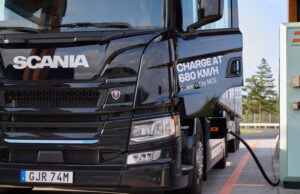 Scania, ağır taşımacılık için Megawatt Şarj Sistemi ile araçtan şebekeye enerji aktarımında öncülük ediyor Scania