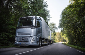 Volvo Trucks, CO2 yayımlarını azaltmak ve karbonsuzlaştırmayı hızlandırmak için yeni güç aktarma sistemlerinden oluşan bir ürün yelpazesinin küresel sunumunu duyurdu Volvo Trucks