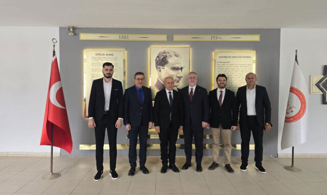 und-sivas-cumhuriyet-universitesi-ogrencileriyle-lojistigin-gelecegini-konustu-17945-8 UND