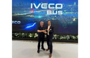 IVECO BUS’tan Türkiye pazarında güçlü hamle IVECO BUS AMEA Otobüs Ticari Operasyonlarscha Kaehne ve FSM Demirbaş Otomotiv Yönetim Kurulu Başkanı Mustafa Demirbaş