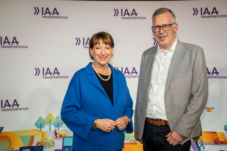 Hildegard Müller, president of VDA and Jürgen Mindel, Managing Director of the VDA