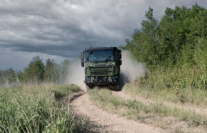 Scania, Eurosatory fuarında modüler korumalı kabinini tanıttı ve hibrit savunma yeteneklerini sergiledi Scania lojistik kamyonu