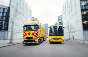 Mercedes-Benz Güvenlik Kamyonu ve Güvenlik Otobüsü, çocuklar için daha fazla yol güvenliği sağlamak amacıyla görev başında Mercedes-Benz Trucks ve Daimler Buses