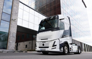 Volvo, 100. yıl dönümünü kutlamak için özel üretim bir kamyon sunuyor Volvo 100. Yıl Özel Serisi