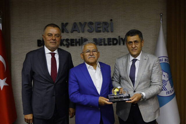 und-baskani-serafettin-aras-ve-yonetim-kurulundan-kayseri-buyuksehir-belediye-baskani-dr-memduh-buyukkilic-a-ziyaret-21243-1 UND