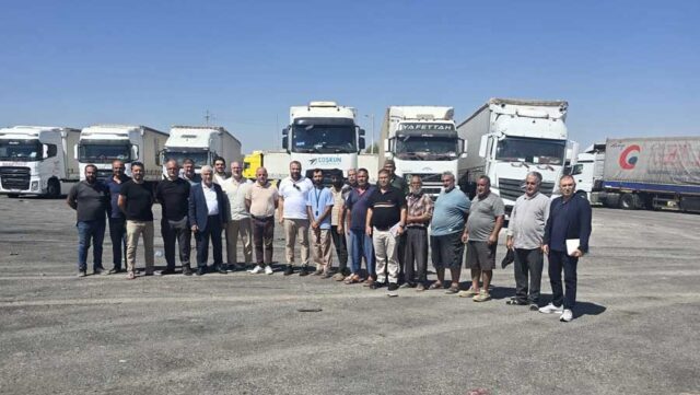 und-sahada-suriye-urdun-sinirinda-bekleyen-58-turk-surucuyle-bir-araya-geldi-21462-1 UND