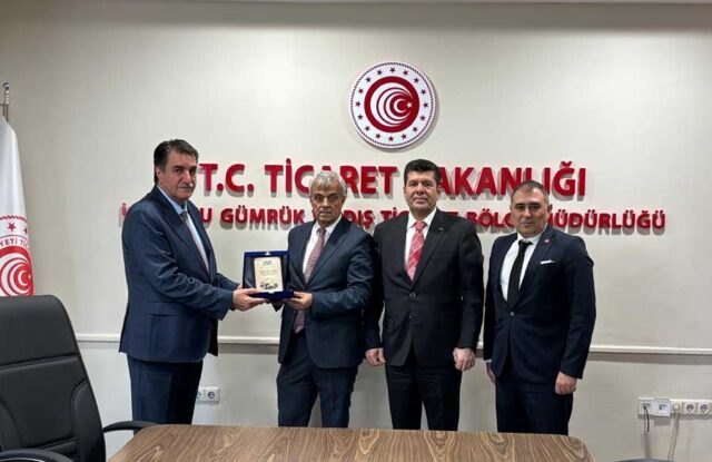 und-den-ipekyolu-dis-ticaret-bolge-mudurumuze-ve-erbil-ticaret-atasemize-tesekkur-plaketi-21540-1 UND
